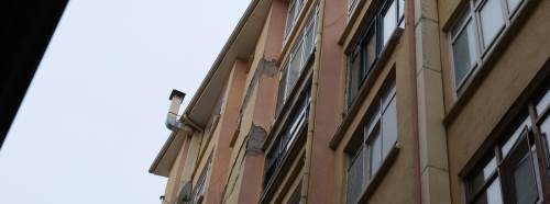 Eskişehir'de bakım yapılmayan binalar tehlike saçıyor!