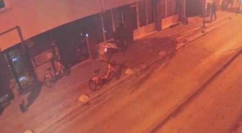 Eskişehir'de bakkala girip çıktı, şok oldu: Hırsızlık kamerada!