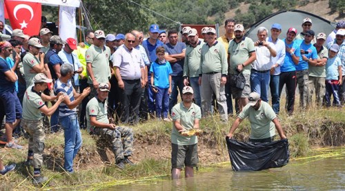 Eskişehir'de balık yakalama yarışı yapıldı