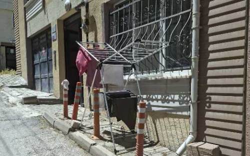 Eskişehir'de balkonu olmayınca çözümü sokakta buldu