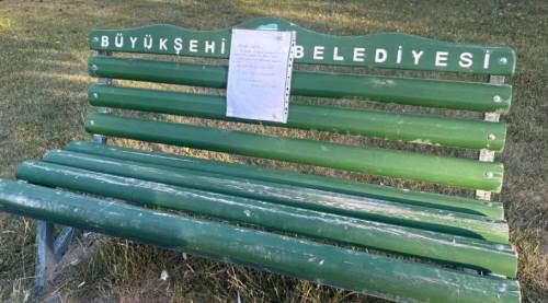 Eskişehir'de bankta bırakılan not yürekleri burktu: Geri gelmesini istiyor...