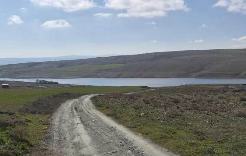 Eskişehir'de barajın suyu çekildi, balık tutulan yerler arabalara kaldı