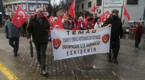 Eskişehir’de bayrak için yürüdüler: Emekli askerlerden sert mesaj!