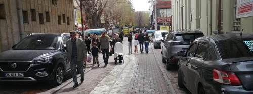 Eskişehir'de bayram günü caddeler araç parklarıyla doldu