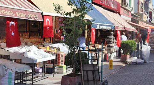 Eskişehir'de bayram havası: Sokaklar bayraklarla süslendi