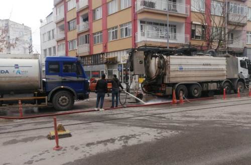 Eskişehir’de belediye ekipleri, yağmurla tıkanan rayları temizledi
