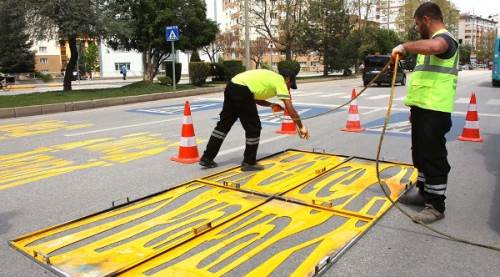 Eskişehir'de belediye ekipleri yollara bunu boyadı!