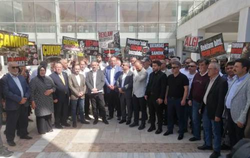 Eskişehir'de belediye önünde AK Parti'den ıslıklı protesto