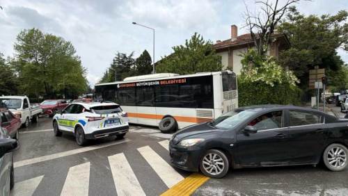 Eskişehir'de belediye otobüsü arızalandı, trafik aksadı