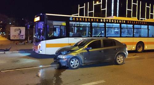 Eskişehir'de belediye otobüsü kaza yaptı!