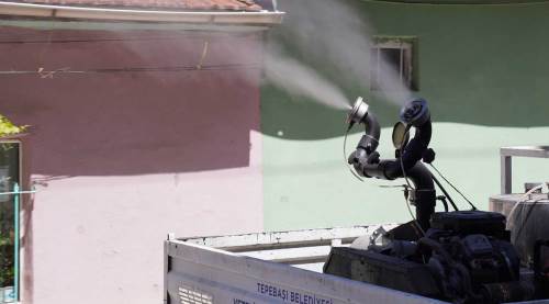 Eskişehir'de belediye tek tek sokakları ilaçlamaya devam ediyor!