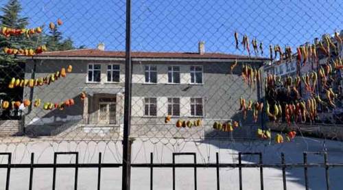 Eskişehir'de biberler okul demirlerine kadar taştı