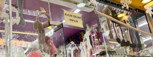 Eskişehir’de bijüteri vitrinindeki “Kulak delinir” yazısı tartışma yarattı