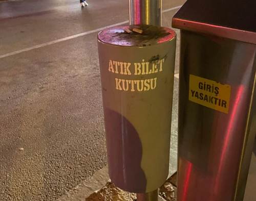 Eskişehir'de bilet kutusu izmarit küllüğüne döndü!