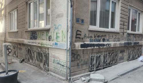 Eskişehir'de bina cepheleri sprey boyalarla kirletildi
