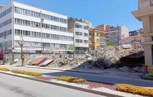 Eskişehir'de binayı yıkıp öylece bıraktılar!