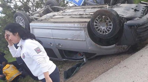 Eskişehir'de bir araç levhalara çarparak takla attı: 3 yaralı