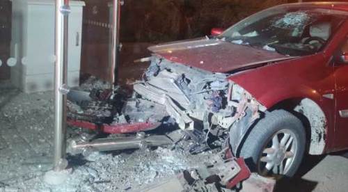 Eskişehir'de bir araç tramvay durağına daldı! 