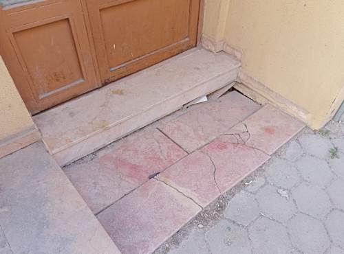 Eskişehir'de bir binanın girişi tehlike saçıyor