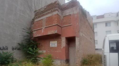 Eskişehir'de bir garip bina, daha da garip tabela... 