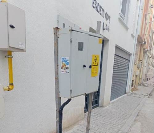 Eskişehir'de bir sokakta bulunan elektrik panosu tehlike saçıyor