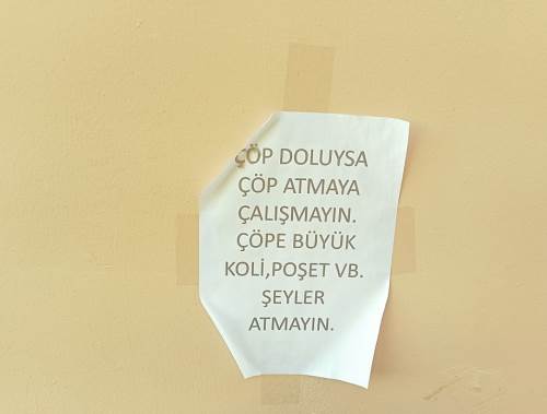 Eskişehir'de bir vatandaş dikkat çekici uyarı levhası astı