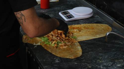 Eskişehir'de bir yiyen bir daha geliyor: Kuyruk uzadıkça uzuyor!