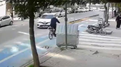 Eskişehir’de bisiklet yolunda korkutan anlar! Otomobil bisikletin üzerinden geçti