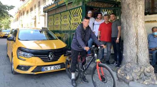 Eskişehir'de bisikleti ile taksici gibi mesai yapıyor