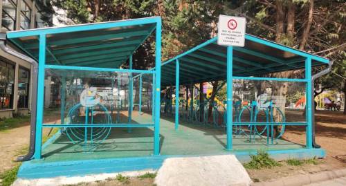 Eskişehir'de bisikletler park alanı varken ağaçlara bağlanıyor