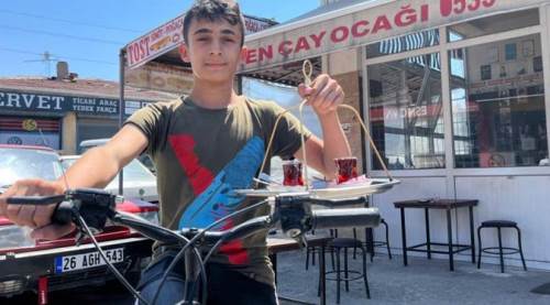 Eskişehir'de bisikletli çaycıyı görenler şaşırıyor!