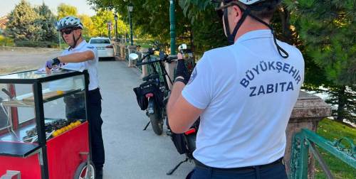 Eskişehir'de bisikletli zabıtalar Kanlıkavak Parkı'nda denetim yaptı
