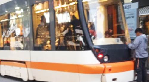 Eskişehir'de bitmeyen tehlikeli tramvay eğlencesi! 