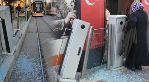 Eskişehir'de böyle kaza görülmedi: Tramvay durağı bu hâle geldi