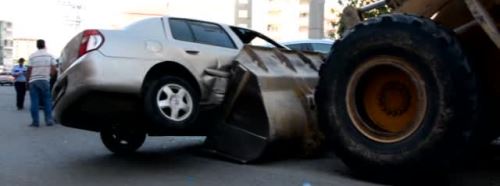 Eskişehir'de bu da oldu! Kepçeyle sürükledi...