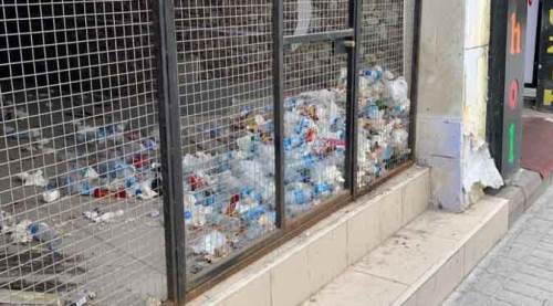Eskişehir'de bu dükkanın içi çöple dolup taşıyor!