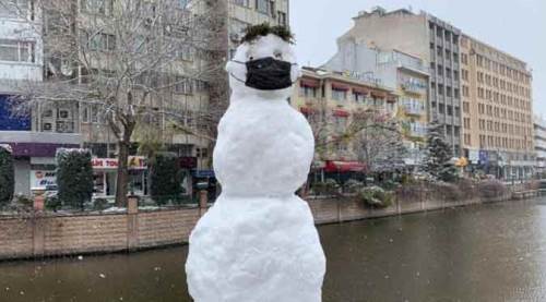 Eskişehir'de bu kardan adamı gören gülümsemeden geçemiyor