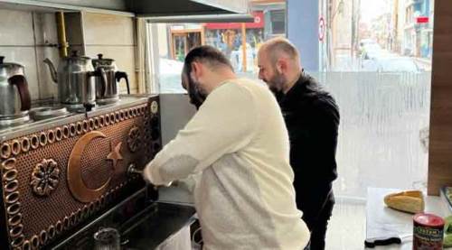 Eskişehir’de bu kıraathanede çaylar üniversite mezunu kardeşlerden...