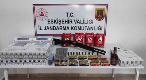 Eskişehir'de bunların ele geçirildiği dükkan...