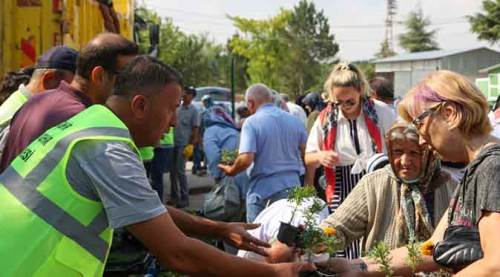 Eskişehir'de Büyükşehir on binlerce dağıttı!