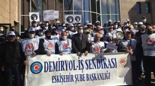 Eskişehir'de Büyükşehir önünde maaş eylemi