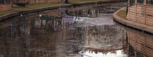 Eskişehir’de buzla kaplı Porsuk Çayı erimeye başladı