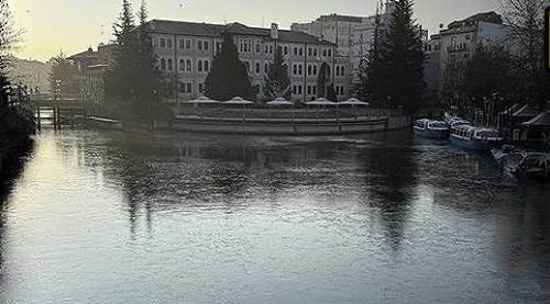 Eskişehir'de buzlanma: Porsuk Çayı dondu!