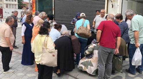 Eskişehir'de cadde ortasındaki kalabalığın sebebi şaşırttı