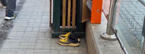 Eskişehir’de caddeye bırakılan ayakkabılar tebessüm ettirdi