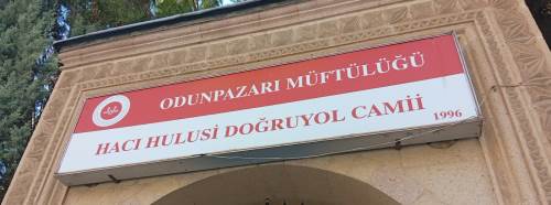 Eskişehir’de cami önündeki pankart tepkilere neden oldu