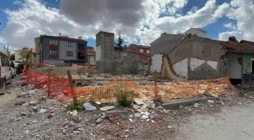 Eskişehir'de cami yıkıldı, cemaat çareyi eski spor salonunda buldu