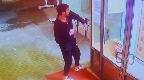 Eskişehir’de caminin camlarına yumruk atarken kameralara böyle yakalandı