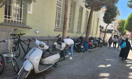 Eskişehir’de Çarşı Cami'nin önü pak alanına döndü