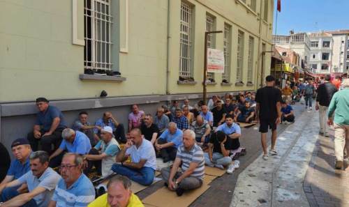 Eskişehir'de Çarşı Camii önünde Cuma namazı yoğunluğu